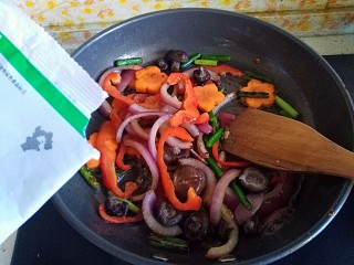 17、好吃到飘起来的田园菜拌葱油饭,加适量盐炒匀