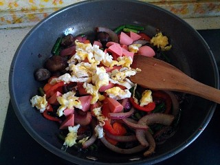 18、好吃到飘起来的田园菜拌葱油饭,最后倒入鸡蛋和火腿丁爆炒几下出锅