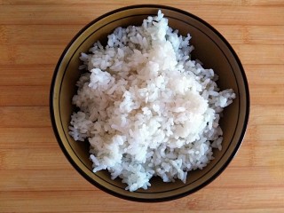 19、好吃到飘起来的田园菜拌葱油饭,蒸好的葱油饭盛入碗中（淡淡的葱香，只吃白米饭也很棒，有木有粒粒分明）