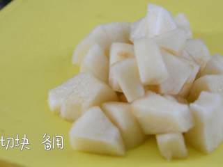 2、银耳雪梨盅—养颜润肺，一碗怎么够！,雪梨去皮、去核、切块备用。