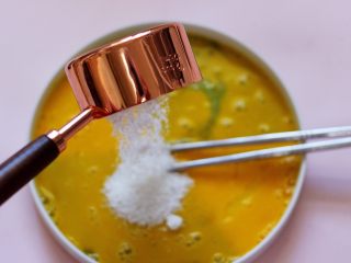 3、椰香黑芝麻吐司条,这个时候加入椰蓉。