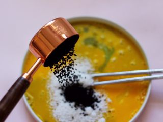 4、椰香黑芝麻吐司条,再加入黑芝麻。