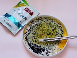 5、椰香黑芝麻吐司条,加入甘汁园木糖醇。（糖的量可以根据个人喜欢增加)