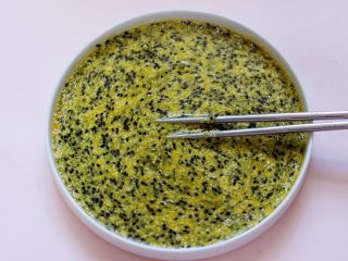 6、椰香黑芝麻吐司条,把所有的调料混合搅拌均匀后。