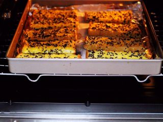 9、椰香黑芝麻吐司条,东菱烤箱提前预热，把烤盘放入烤箱中层。