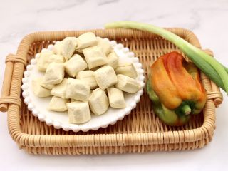 1、酱香包浆豆腐,首先备齐所有的食材。