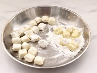 2、酱香包浆豆腐,把包浆豆腐洗净后沥干水分，每个豆腐块裹上一层薄薄的淀粉。