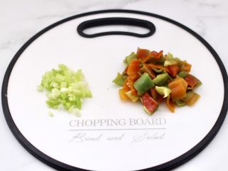 3、酱香包浆豆腐,小葱切碎，辣椒切成小丁。