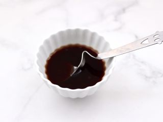 8、酱香包浆豆腐,再加入少许清水，混合搅拌均匀备用。