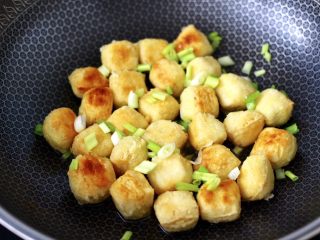 11、酱香包浆豆腐,先在包浆豆腐上撒上小葱花。