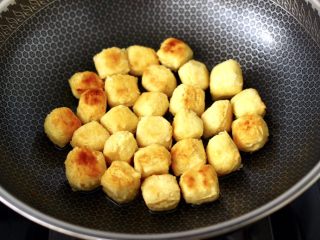 10、酱香包浆豆腐,看见包浆豆腐煎的两面金黄的时候。