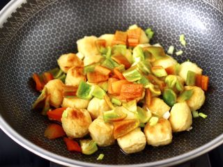 12、酱香包浆豆腐,再放入辣椒丁。