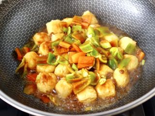 13、酱香包浆豆腐,倒入提前调制好的调料汁，大火快速混合翻炒均匀。