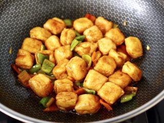 14、酱香包浆豆腐,看见锅中汤汁收干的时候即可关火咯。