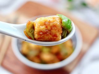 15、酱香包浆豆腐,香味浓郁又营养，吃上一口超级满足。