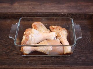 5、烤奥尔良风味黄金鸡腿,戴上食品手套，抓拌均匀，静置10分钟。