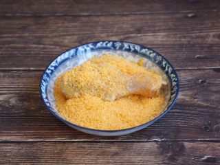 12、烤奥尔良风味黄金鸡腿,最后均匀裹上面包糠。(建议最好用黄色面包糠)