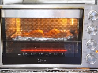 14、烤奥尔良风味黄金鸡腿,上管190°，下管185°烤30分钟。(具体时间及时间根据自家烤箱性能另定)