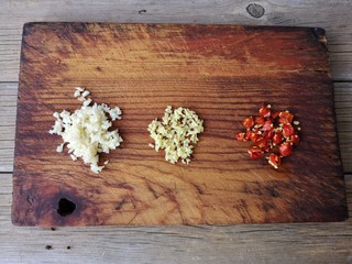 2、肉末豆角,姜蒜切末，干辣椒切小段备用。