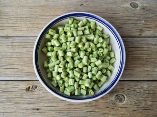 3、肉末豆角,豆角洗净切小段。