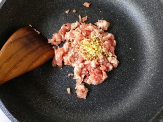 4、肉末豆角,锅中不用放油（炒五花肉馅的时候会出油），烧热后下入五花肉馅和姜末。