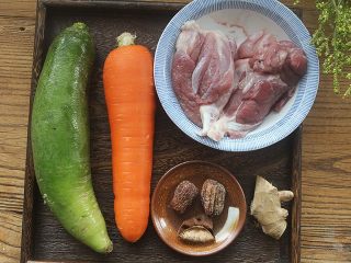 1、青红萝卜煲猪腱汤,准备好材料。