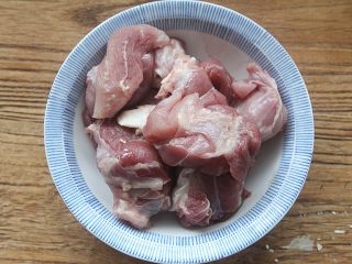 2、青红萝卜煲猪腱汤,将猪腱肉洗净,切成几大块;