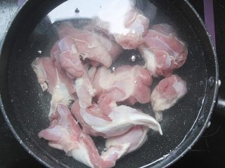 3、青红萝卜煲猪腱汤,猪腱肉放到锅里加清水大火煮开1、2分钟。