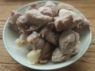 4、青红萝卜煲猪腱汤,煮开后肉的血水出来了。然后把猪腱肉捞出来冲洗,去掉浮沫后待用。(这些可以去除腥味和血水,可以让汤汁更清澈。)