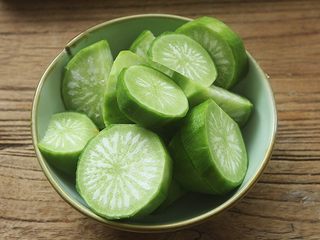 5、青红萝卜煲猪腱汤,青萝卜去皮切块;