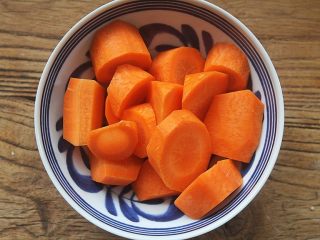 6、青红萝卜煲猪腱汤,胡萝卜去皮切块;