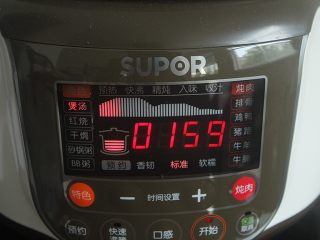 11、青红萝卜煲猪腱汤,按煲汤功能键煲2个小时(普通锅的话大火沸腾后转小火继续煲1.5小时;)