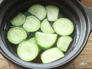 10、青红萝卜煲猪腱汤,放入适量清水。(水量:大约2L左右)盖上锅盖;