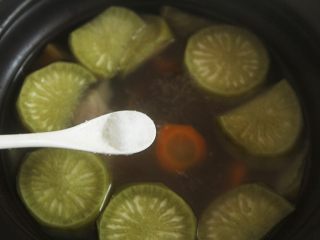 12、青红萝卜煲猪腱汤,关火前加入适量的食盐调味即可。