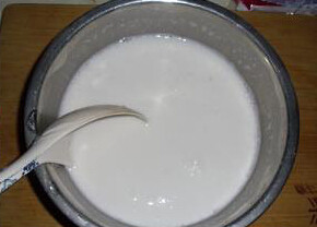 1、蜜豆马蹄糕,马蹄粉加500ml的水和匀成生粉浆