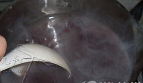 3、蜜豆马蹄糕,将蜜豆加入稍煮，倒小勺生粉浆勾芡