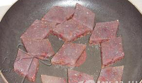 6、蜜豆马蹄糕,待其冷却脱模，切成菱形状，平底锅刷少量油，将蜜豆马蹄糕煎香即可