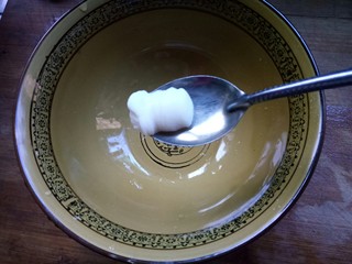 1、热气腾腾的阳春面,准备一个碗，加入一勺猪油。