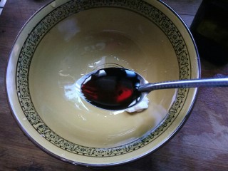 2、热气腾腾的阳春面,一勺生抽。