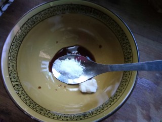 4、热气腾腾的阳春面,适量的盐，耗油本身自带咸味，所以这一步可加可不加，完全依个人口味而定。