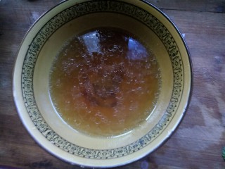 5、热气腾腾的阳春面,加入开水，调成汁待用。