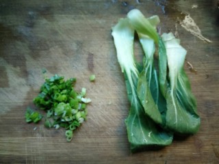 6、热气腾腾的阳春面,香葱切碎，青菜洗净。