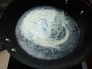 7、热气腾腾的阳春面,锅里加入水烧开，放入面条。