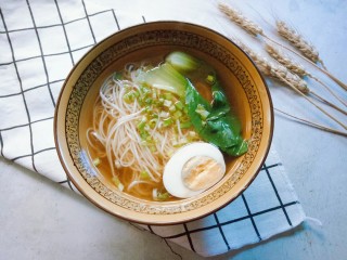 9、热气腾腾的阳春面,煮熟后捞入碗中，搭配半个煮蛋，撒些许葱花就可以开吃了。