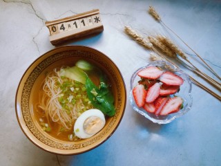 10、热气腾腾的阳春面,吃完一碗热气腾腾的阳春面，再去上班喽！