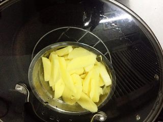 2、层层土豆腐蒸肉,土豆切片或小块放锅里大火蒸15分钟放凉备用