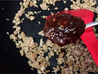 5、层层土豆腐蒸肉,快速翻炒