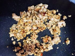 6、层层土豆腐蒸肉,炒至7成熟捞起备用