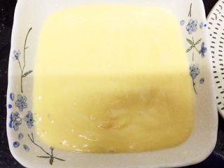 10、层层土豆腐蒸肉,找一个碟，碟子抹上一层油，把土豆泥倒进去备用