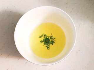 3、牛肉锅贴,把鸡蛋的蛋清分离出来备用